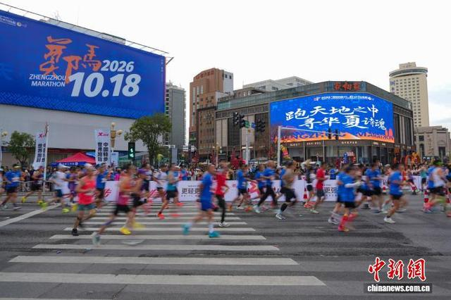 图为选手们在城市赛道中奔跑。中新社记者 范晓恒 摄