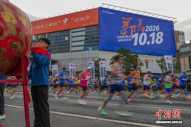 图为选手们在城市赛道中奔跑。中新社记者 范晓恒 摄