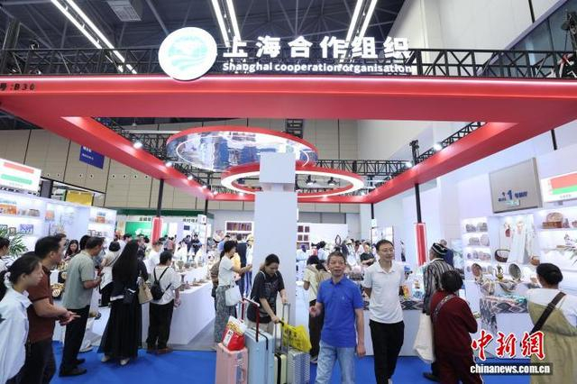 图为瓷博会“上合之窗”展区，吸引众多中外游客参观。中新社记者 刘占昆 摄