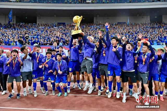 图为福州队庆祝夺冠。中新社记者 王东明 摄