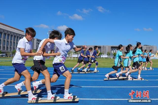 图为参加板鞋竞速女子100米决赛的选手在比赛中。中新社记者 骆云飞 摄