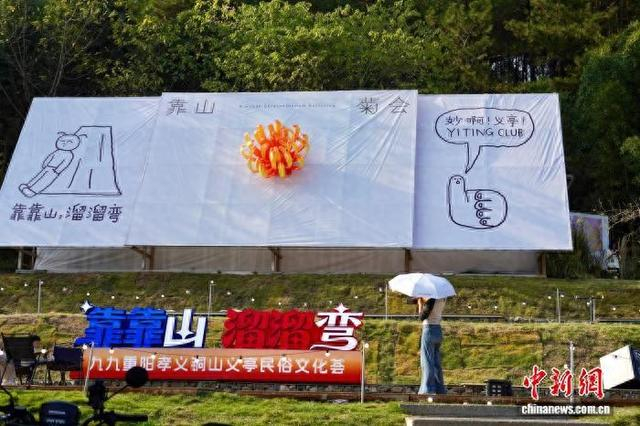 10月16日，靠山市集的菊会现场吸引游客打卡。董易鑫 摄
