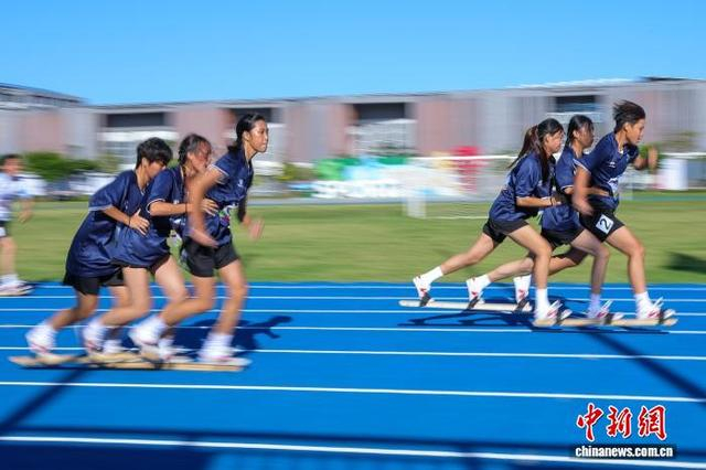 图为参加板鞋竞速女子60米决赛的选手在比赛中。中新社记者 骆云飞 摄