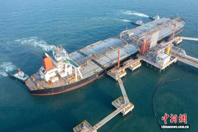 2025年12月18日，海南自贸港启动全岛封关后，第一批通关“零关税”石化原辅料如期抵达洋浦港。 中新网记者 骆云飞 摄