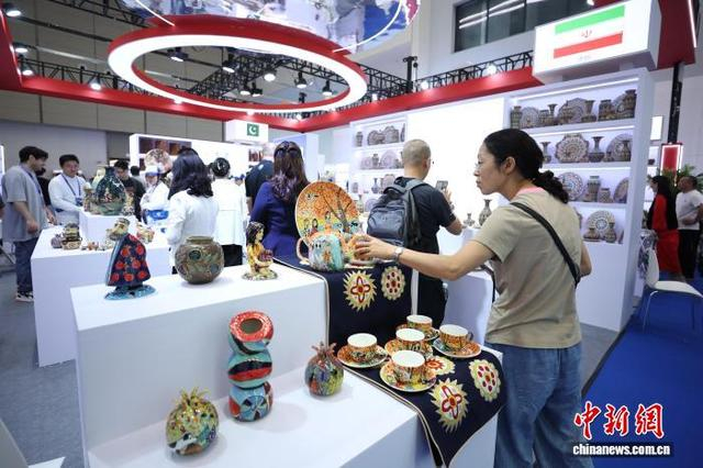 图为瓷博会“上合之窗”展区，吸引众多中外游客参观。中新社记者 刘占昆 摄