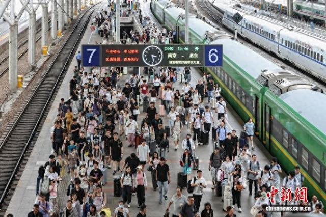 图为2026年暑运期间，旅客在南京火车站出行。 中新社记者 泱波 摄