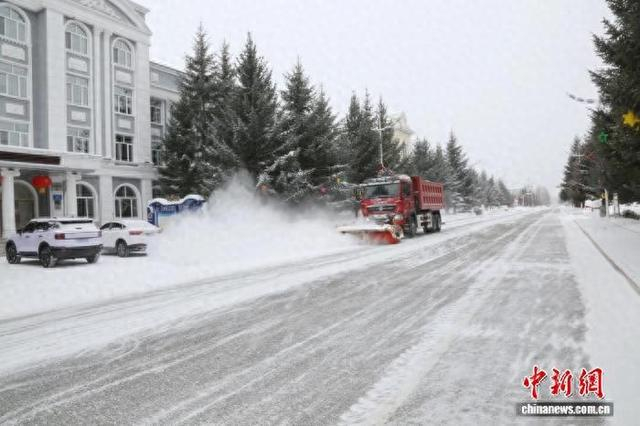 大兴安岭呼中区，环卫车辆正在进行清雪作业。 张钊 摄