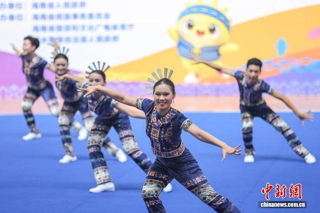 图为海口经济学院代表队选手在进行民族健身操规定套路比赛中。中新社记者 骆云飞 摄