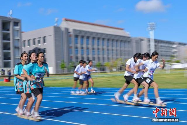 图为参加板鞋竞速女子100米决赛的选手在比赛中。中新社记者 骆云飞 摄