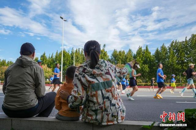 图为市民坐在赛道旁观看比赛。中新社记者 范晓恒 摄