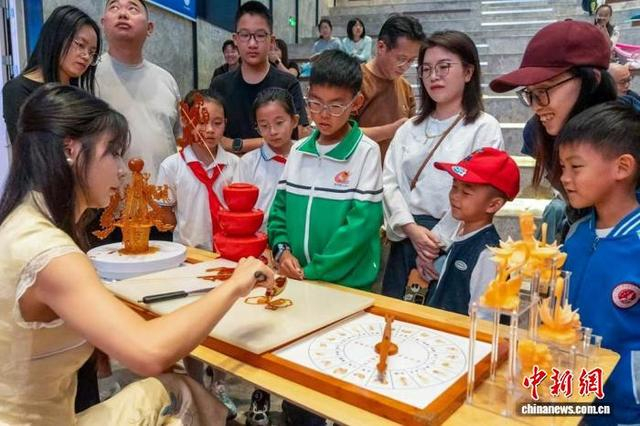 新书发布现场的糖画表演。林丽娟 摄