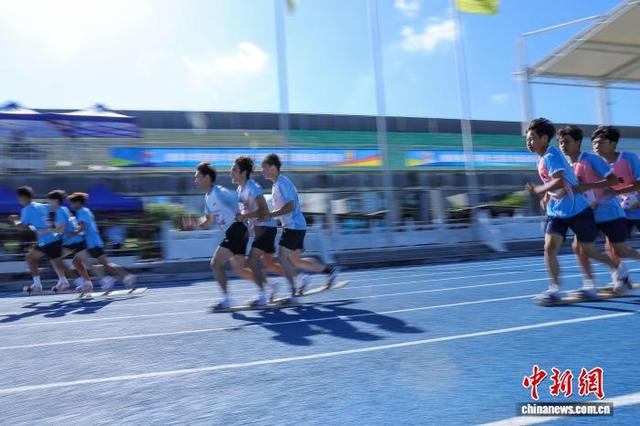 图为参加板鞋竞速男子100米决赛的选手在比赛中。中新社记者 骆云飞 摄