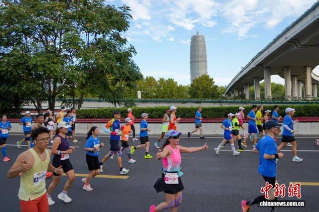 图为选手们在城市赛道中奔跑。中新社记者 韩章云 摄