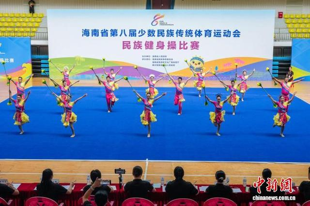 图为白沙黎族自治县代表队选手在进行民族健身操自选轻器械套路比赛中。中新社记者 骆云飞 摄