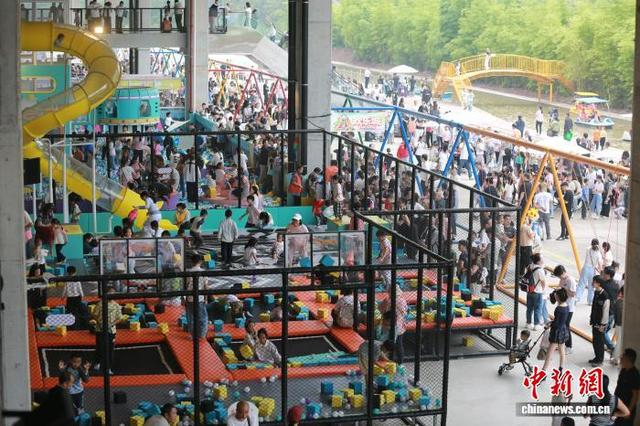 图为游客在重庆“洋人街”打卡体验。杨孝永 摄 