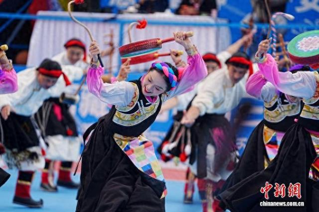 图为西藏自治区第三届乡村篮球联赛开赛前文艺演出。芒康县委宣传部供图