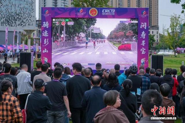 不少市民和游客聚集在图书馆外的直播大屏前观看选手们比赛。记者 刘忠俊 摄