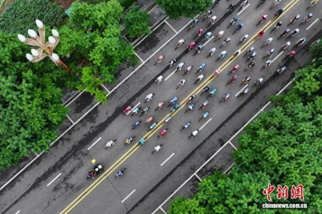 参赛选手们正在彭山城市道路上比赛。记者 刘忠俊 摄