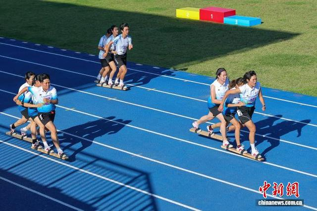 图为参加板鞋竞速女子60米决赛的选手在比赛中。中新社记者 骆云飞 摄