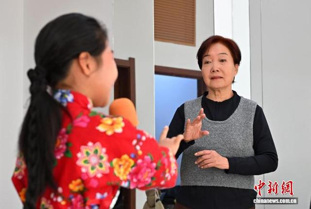 10月18日，河北唐山，评剧洪派传人、洪兴娃娃评剧团团长付小平（右）正在指导少年学员练习评剧。中新社记者 翟羽佳 摄