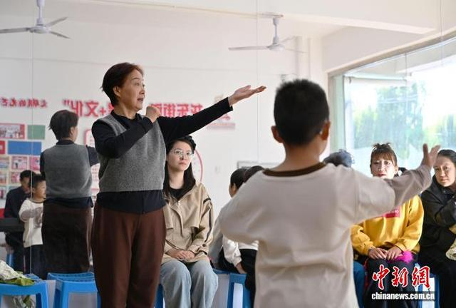 10月18日，河北唐山，评剧洪派传人、洪兴娃娃评剧团团长付小平（左一）正在指导少年学员练习评剧。中新社记者 翟羽佳 摄