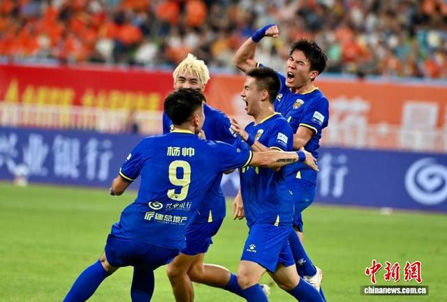 图为福州队17号球员黄钊溢（右二）庆祝进球。中新社记者 王东明 摄