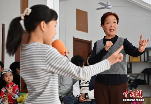 10月18日，河北唐山，评剧洪派传人、洪兴娃娃评剧团团长付小平（右）正在指导少年学员练习评剧。中新社记者 翟羽佳 摄