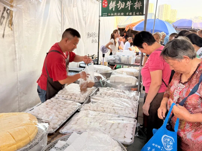 重庆市高新区曾家农贸市场“赶场”现场摊位 吴燕霞摄