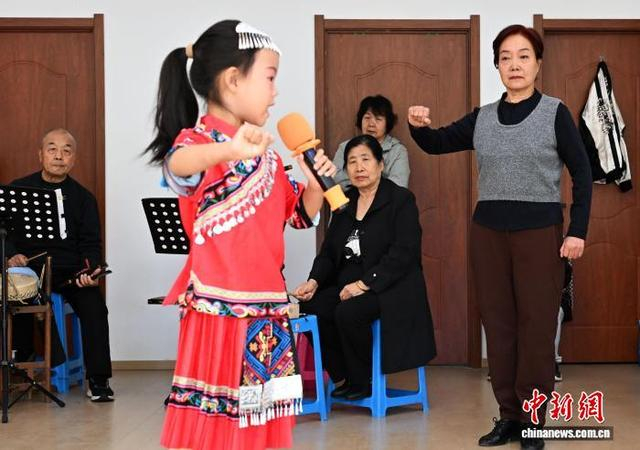 10月18日，河北唐山，评剧洪派传人、洪兴娃娃评剧团团长付小平（右一）正在指导少年学员练习评剧。中新社记者 翟羽佳 摄