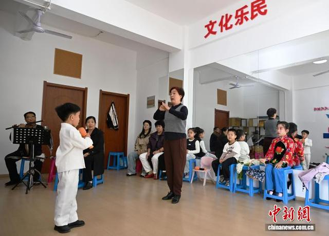 10月18日，河北唐山，评剧洪派传人、洪兴娃娃评剧团团长付小平（中）正在指导少年学员练习评剧。中新社记者 翟羽佳 摄