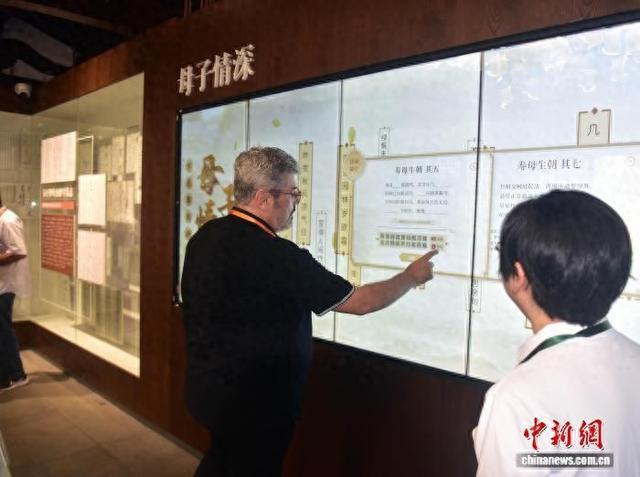 10月18日，亚美尼亚学者、四川外国语大学教授王鹰在福建南平寒泉精舍体验“朱子AI智能体”。 中新社记者 张丽君 摄