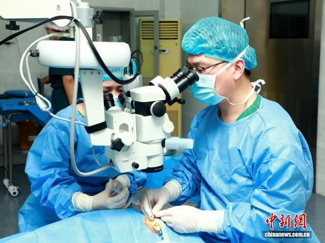 资料图为江苏医疗专家为白内障患者做手术。石延寿 摄