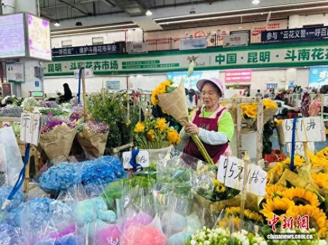 10月17日，昆明斗南花卉市场商户为夜市做准备。中新社记者 李百加 摄