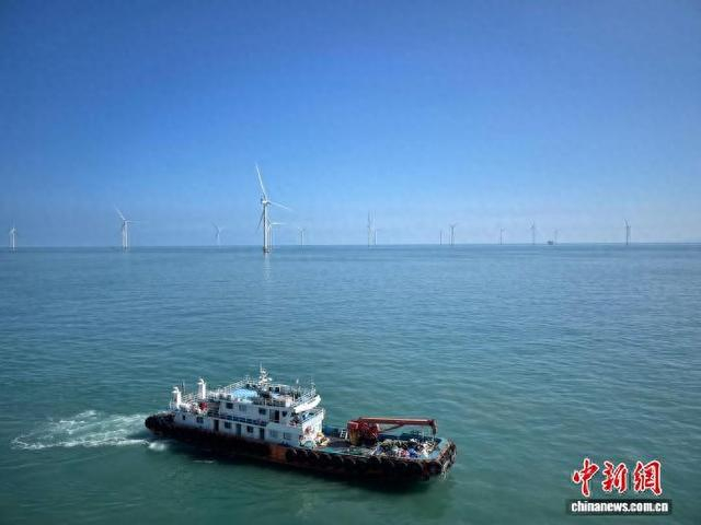 9月21日，海南东方CZ8海上风电场42台风机全部完成海上安装。 八所海事局 供图