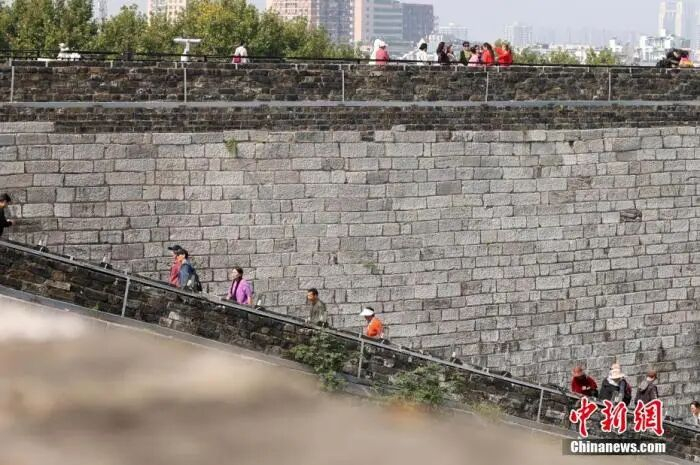 资料图：江苏南京，民众登上六百多岁的明城墙中华门段，