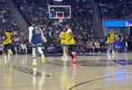 NBA｜库里队内训练疑似膝盖受伤，一瘸一拐返回更衣室