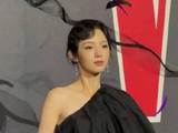 周也的W红毯造型很有国际范，创意也可圈可点