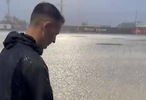 西班牙第四级别联赛遇暴雨，裁判测皮球反弹后比赛中止