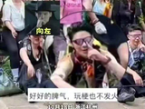 向佐徒步时边走边捡垃圾