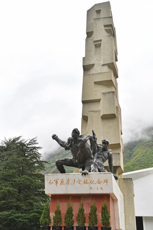 2026年10月10日在四川甘孜藏族自治州泸定县拍摄的红军飞夺泸定桥纪念碑。 新华社记者 卢哲 摄
