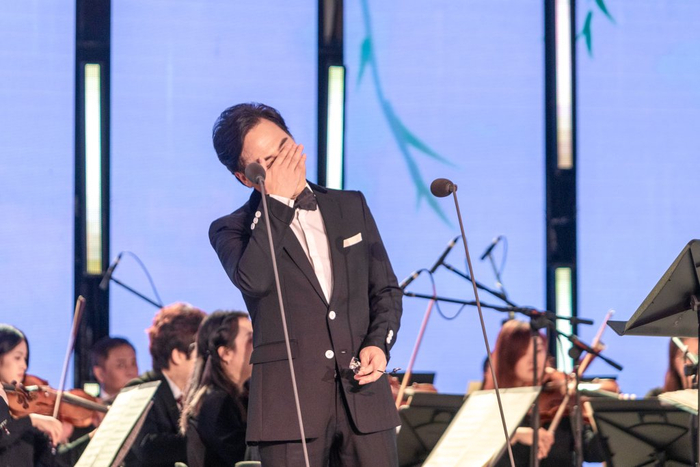 演唱《怀念》缅怀恩师，廖昌永哽咽落泪