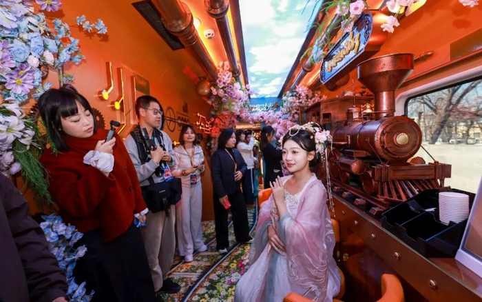 津旅时光号车厢里的互动体验  ·  图源：欧洲时报·欧时网