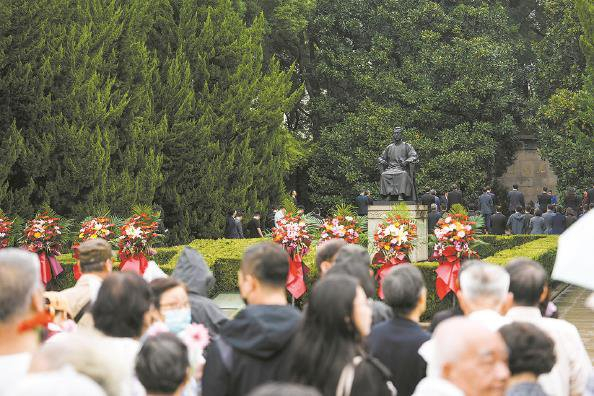             纪念鲁迅逝世九十周年主题活动今天上午在鲁迅公园举行，众多市民前往献花悼念  本报记者  陈梦泽  摄          