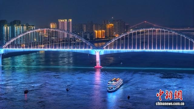 图为宜昌的长江夜景。周星亮 摄