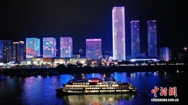图为夜游长江宜昌段。董晓斌 摄