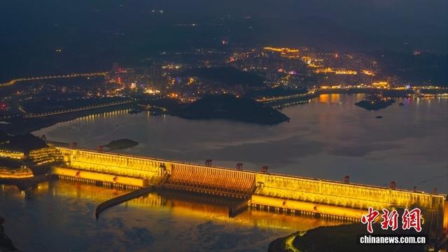 图为三峡大坝在夜色中被“点亮”。彭强 摄