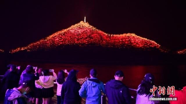 图为磨基山整座山体被灯光“唤醒”。刘康 摄