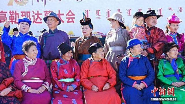 图为归桥、侨眷观看那达慕大会。马丹妮摄