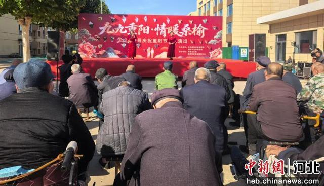 敬老慰问演出现场。 郭杨阳 摄