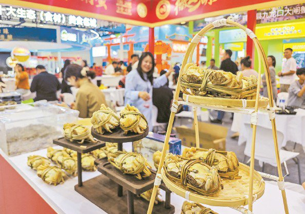             第三届上海国际蟹产业博览会现场  本报记者  陶磊  摄          